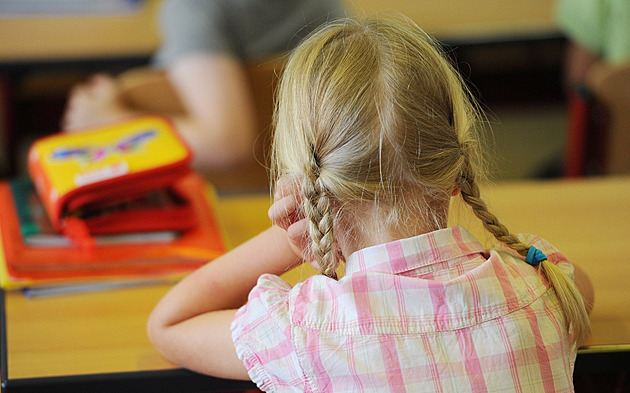 Kolik peněz stojí rodiče školák? Polovinu více než loni, výbava vyjde na tisíce