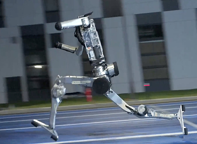 VIDEO: Čínský robot běhá rychleji než Usain Bolt. Přezdívají mu Superman