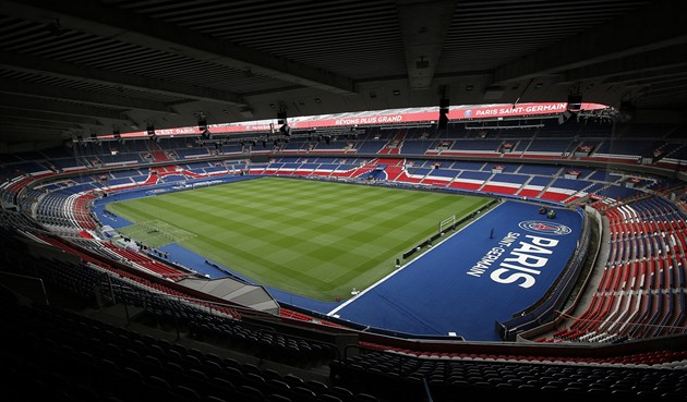 Další poškozený trávník. Fotbalisté PSG kvůli vedrům začnou ligu na hřišti soupeře