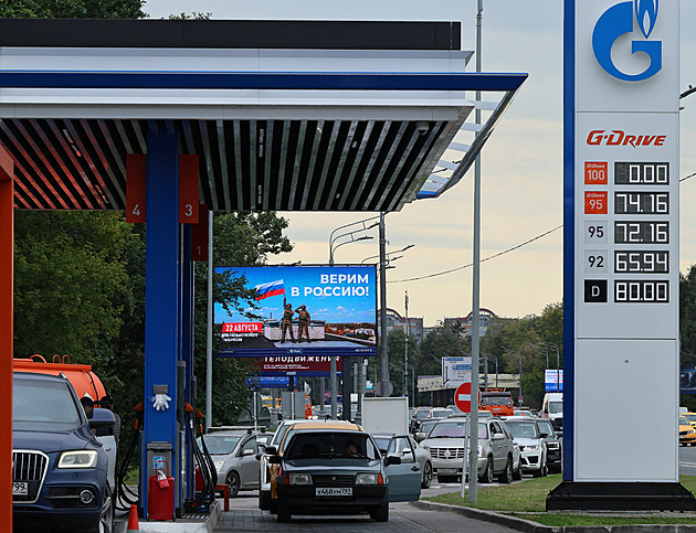 Rusové si zoufají na nedostatek benzinu, ještě je za to potrestají. Už v září bude hůř