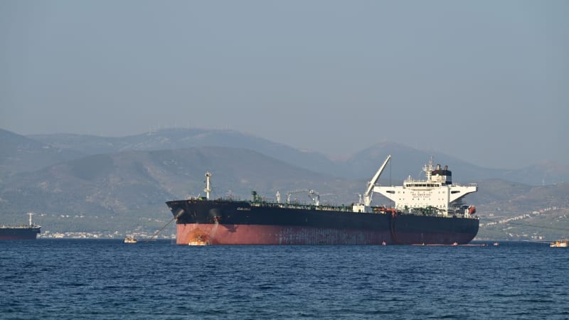 Drama v Hormuzském průlivu: Ropný tanker hlásí zásah, projektil poškodil strojovnu