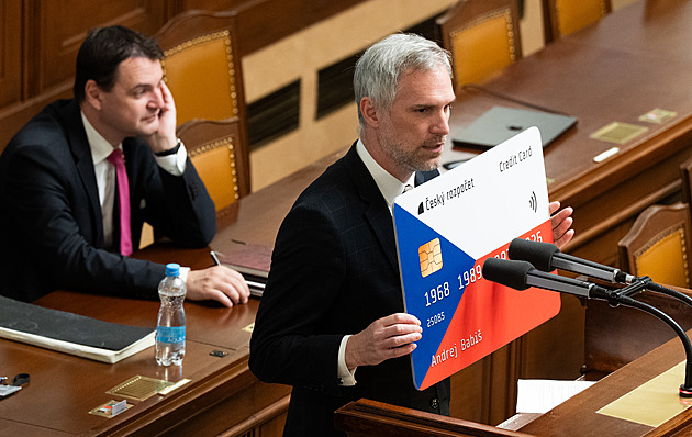 Opozice bránila jednání o Pavlovu vetu. Hřib ukázal Babišovu obří kreditku
